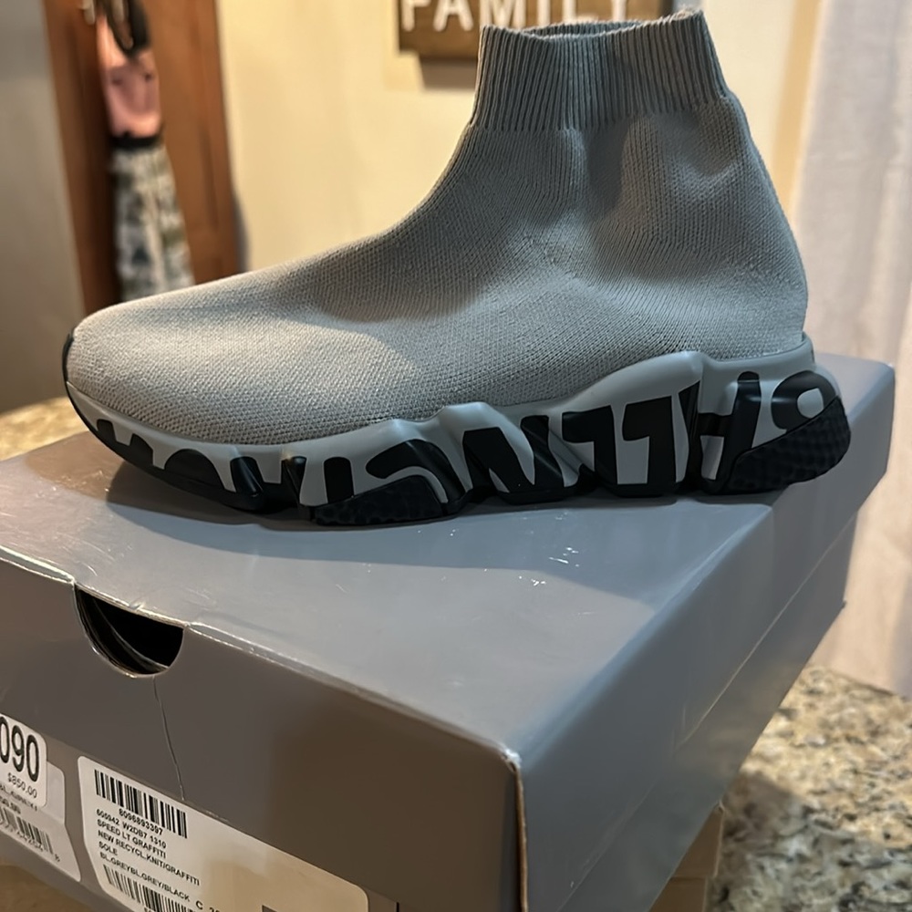 Balenciaga - Picture 3 of 3